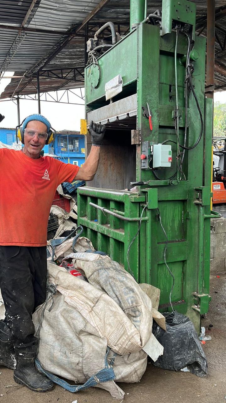 Colaborador da STR operando a prensa de reciclagem